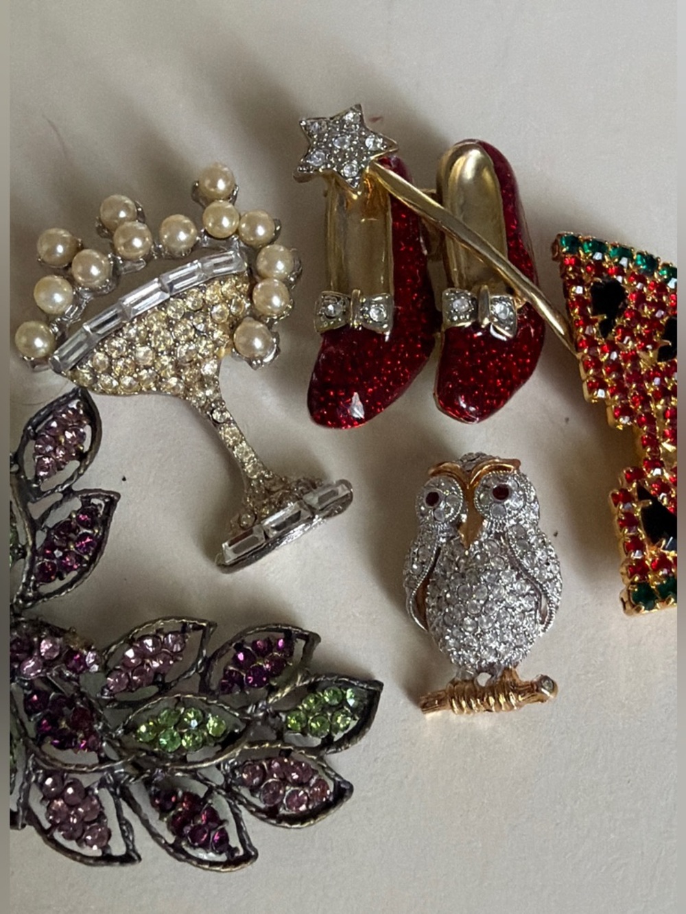 Lot of 5 stylish pins/brooches for women in exc. condition